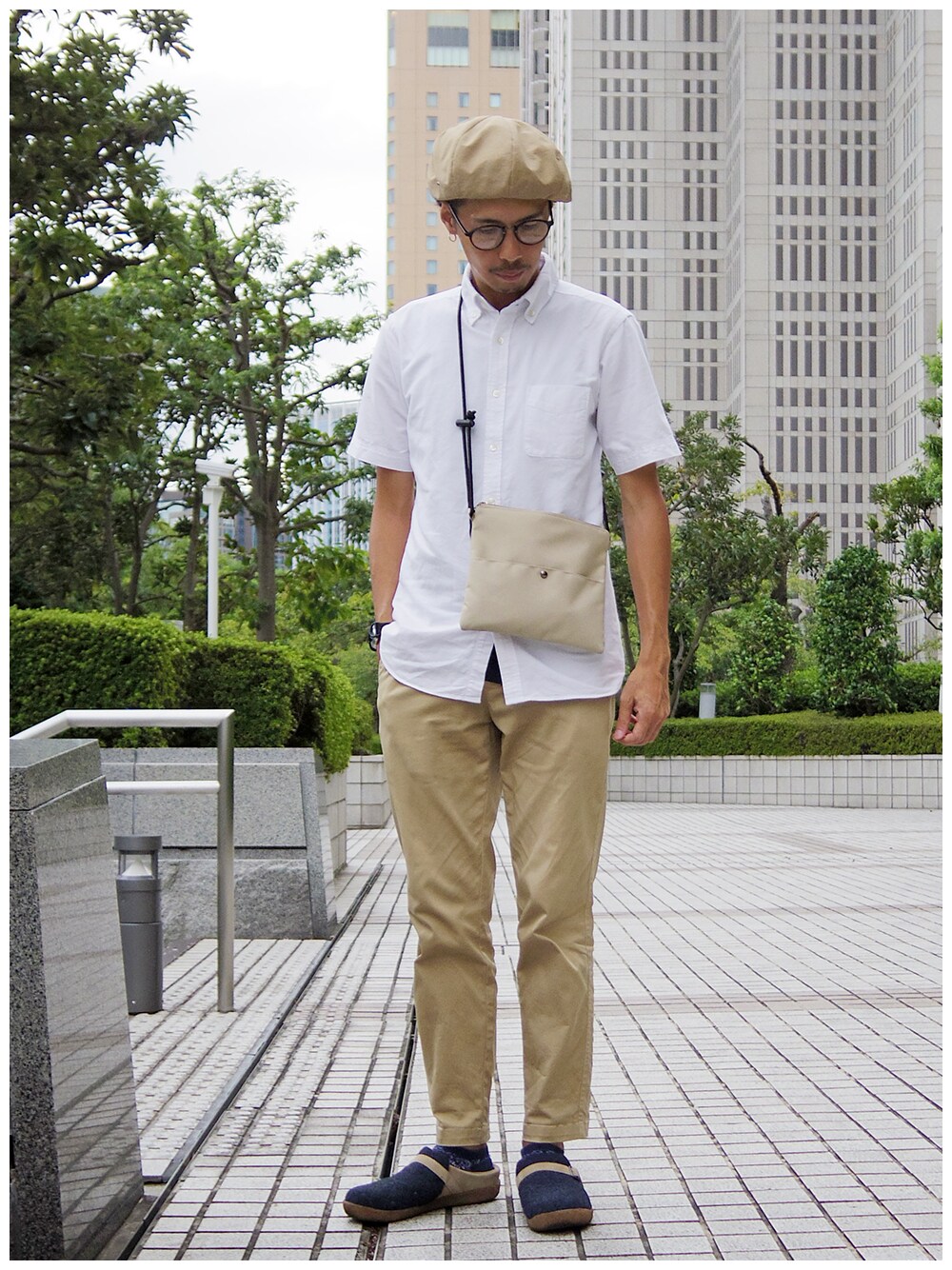 ホワイト系のシャツ/ブラウス、ベージュ系のショルダーバッグ、ベージュ系のチノパンツを着用したメンズの秋コーディネートの1枚目の写真