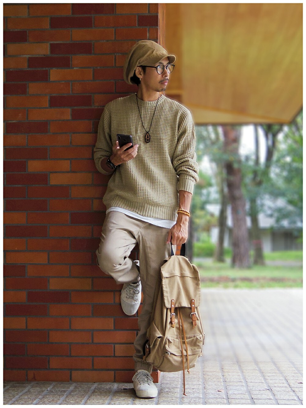 ベージュ系のニット/セーター、ベージュ系のタンクトップ、ベージュ系のその他パンツを着用したメンズの秋コーディネートの1枚目の写真