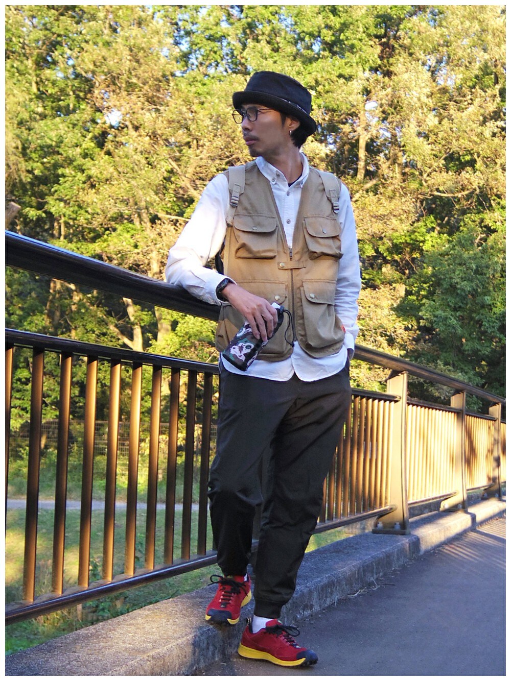 ブラウン系のベスト、ホワイト系のシャツ/ブラウス、グリーン系のその他パンツを着用したメンズの秋コーディネートの1枚目の写真