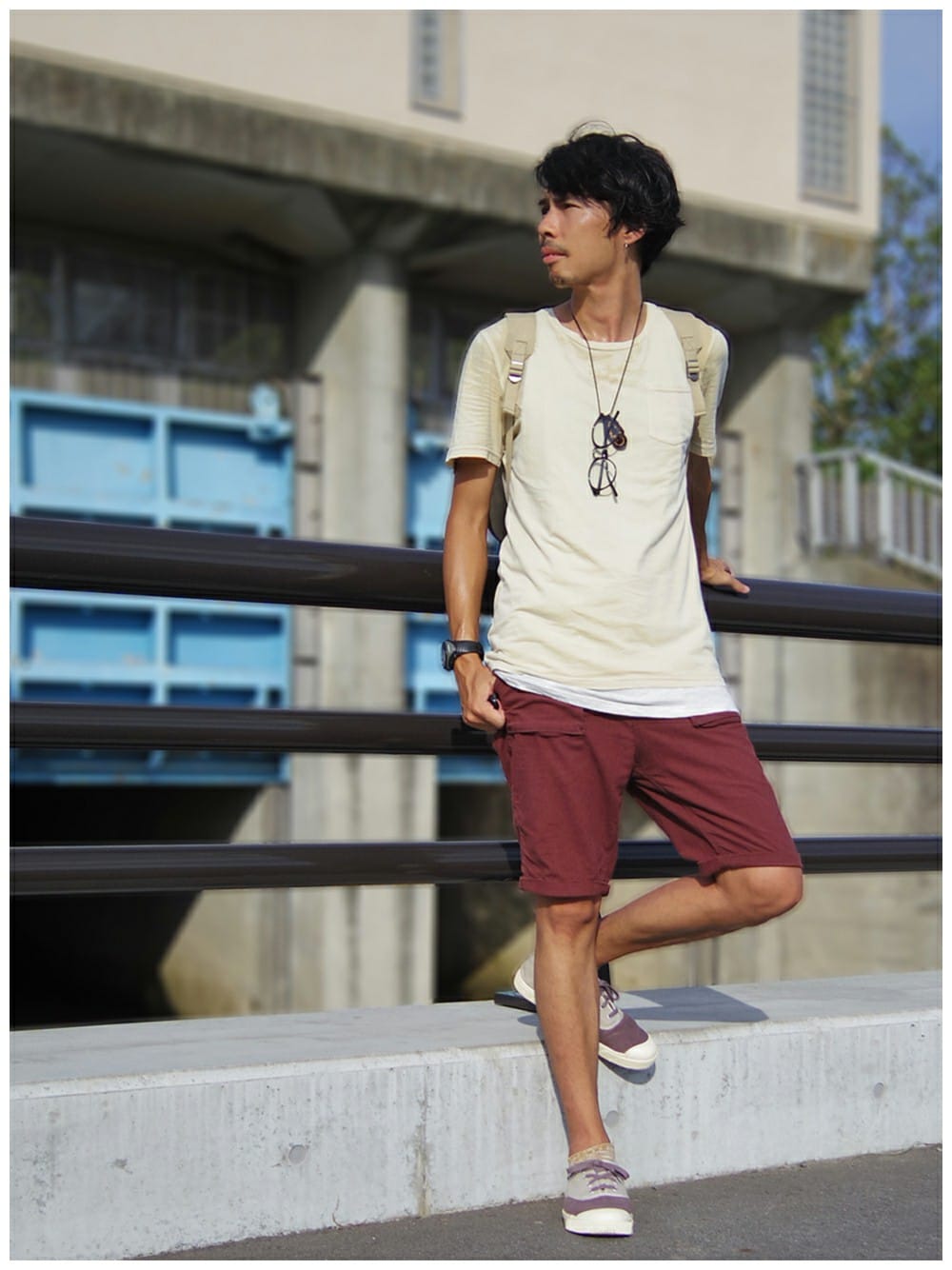 ベージュ系のTシャツ/カットソー、ベージュ系のタンクトップ、レッド系のその他パンツを着用したメンズの秋コーディネートの1枚目の写真