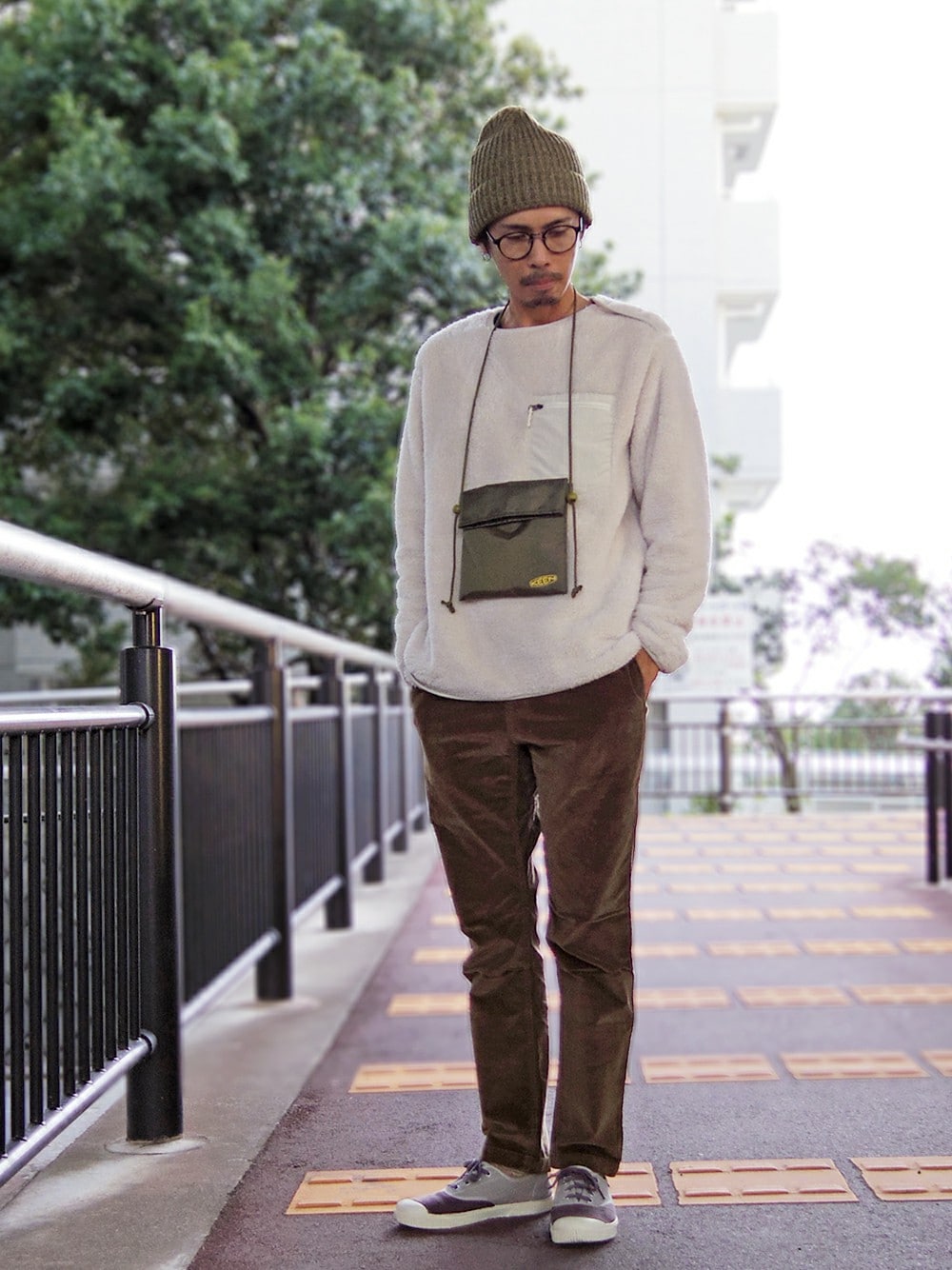 ホワイト系のTシャツ/カットソー、グリーン系のショルダーバッグ、ベージュ系のその他パンツを着用したメンズの秋コーディネートの1枚目の写真