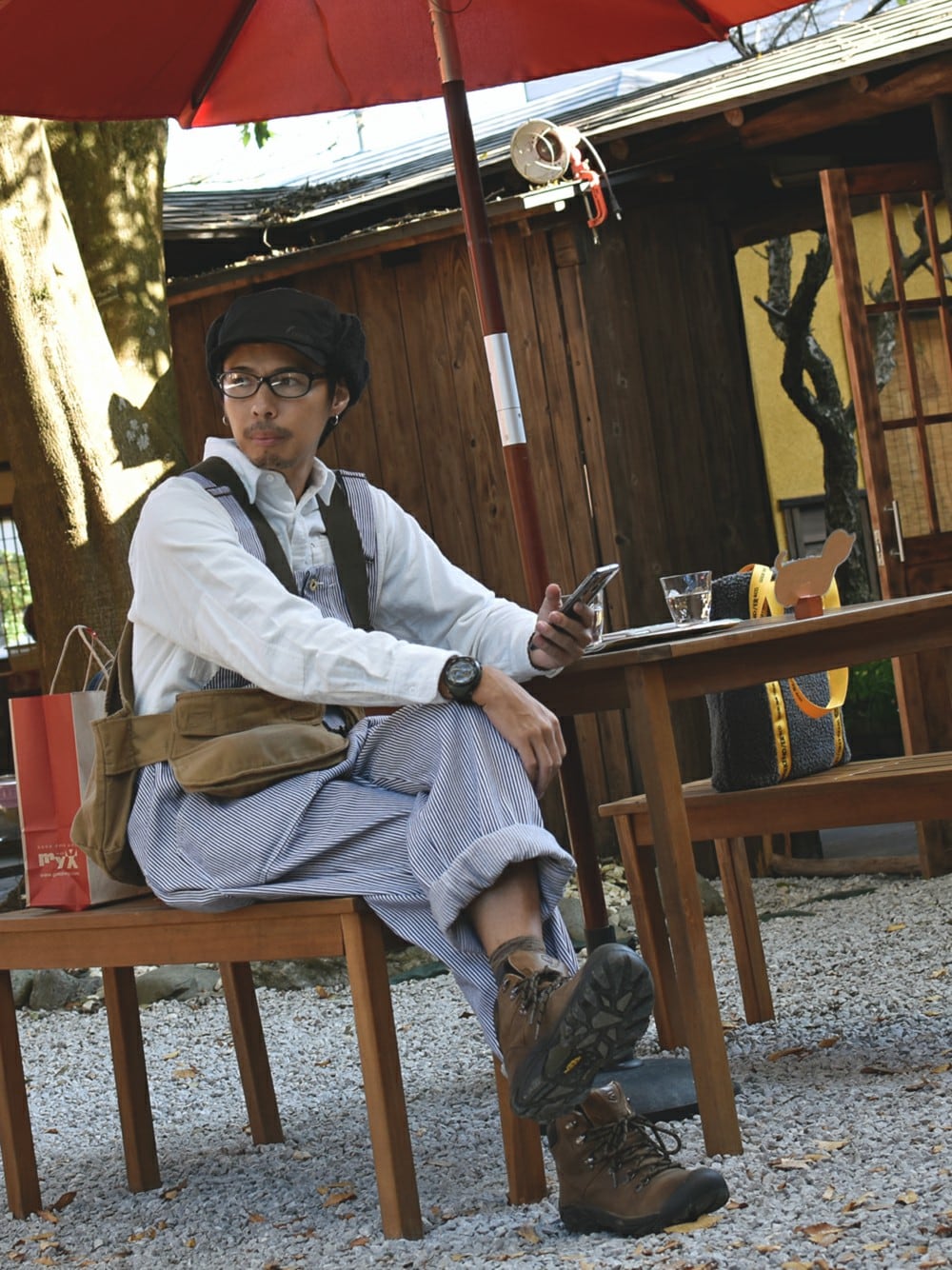 ベージュ系のベスト、その他のサロペット/オーバーオール、ホワイト系のシャツ/ブラウスを着用したメンズの秋コーディネートの1枚目の写真