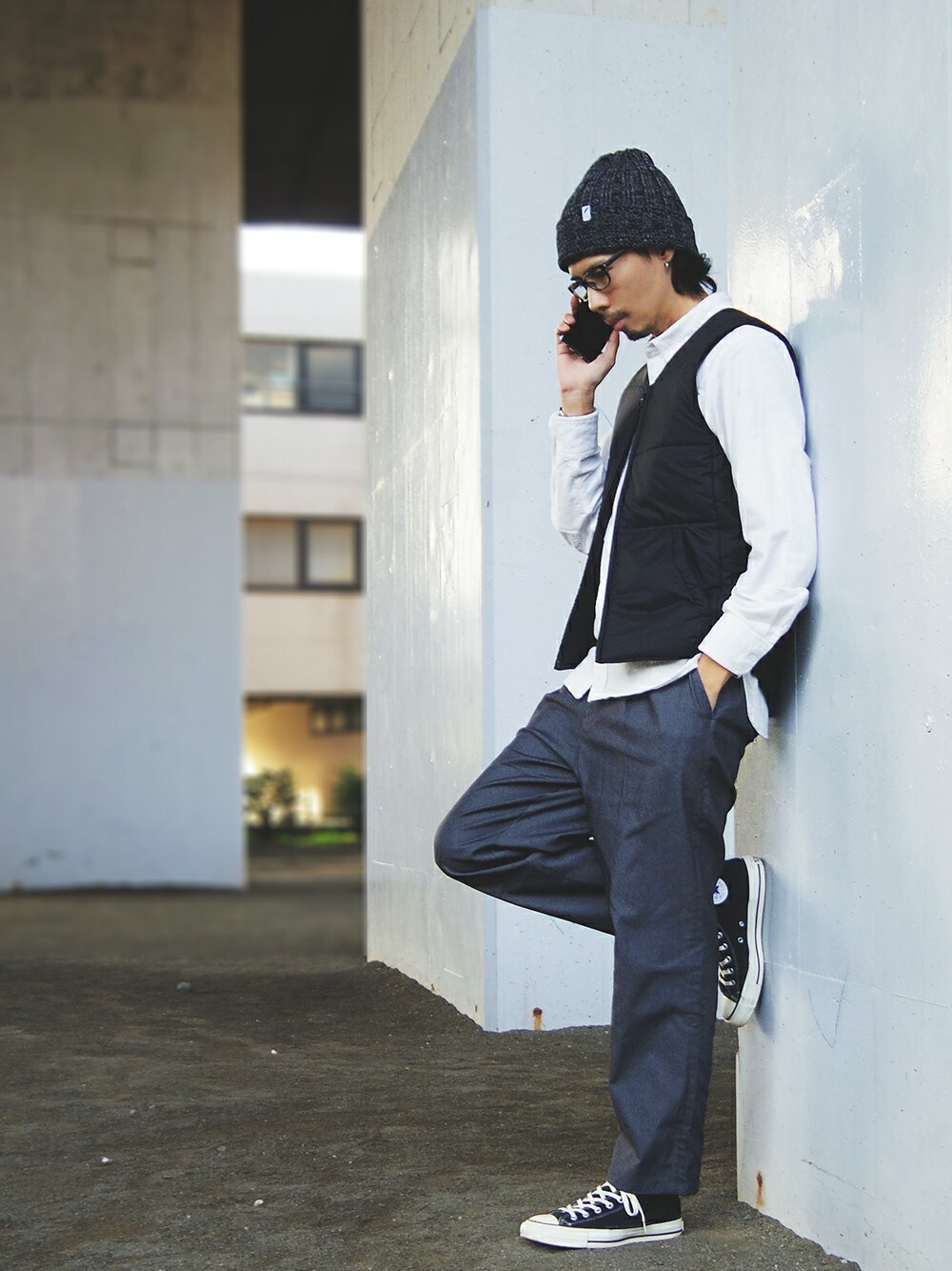 ホワイト系のシャツ/ブラウス、ブラック系のベスト、グレー系のその他パンツを着用したメンズの冬コーディネートの1枚目の写真