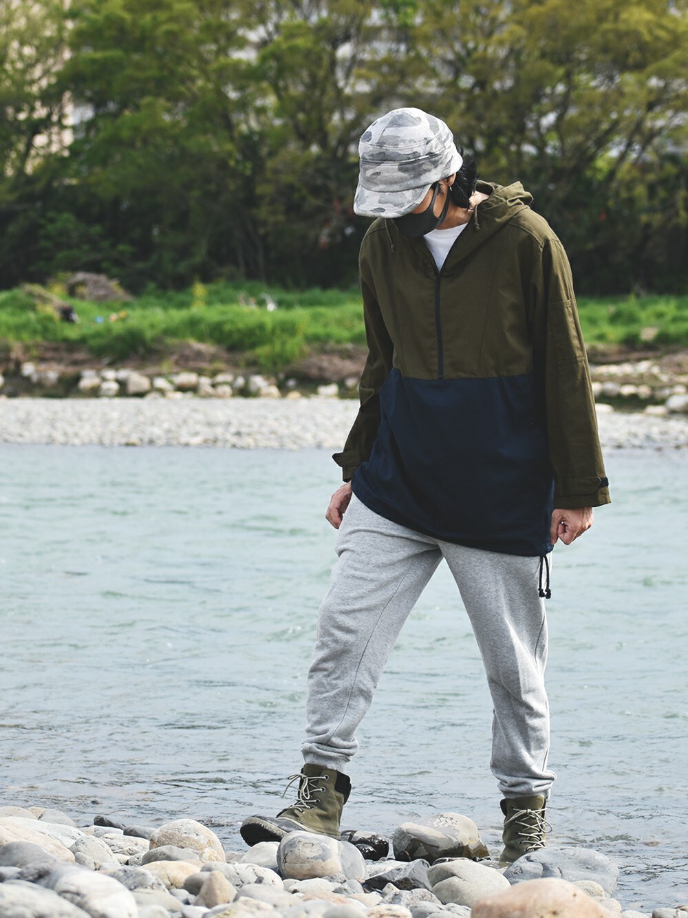 「スウェットパンツ、ブーツ、アウトドアスタイル、ワークキャップ、ガムブーツ、アノラックパーカー、ワークマン、綿アノラックパーカー」｜「CABALLEROのCABALLERO CAS-WORK CAP MAGALUF INKJET SWEAT CAMO GRAY（キャップ、その他）」を使った、つちぽんさん（メンズ・177cm）の春コーディネートの1枚目の写真