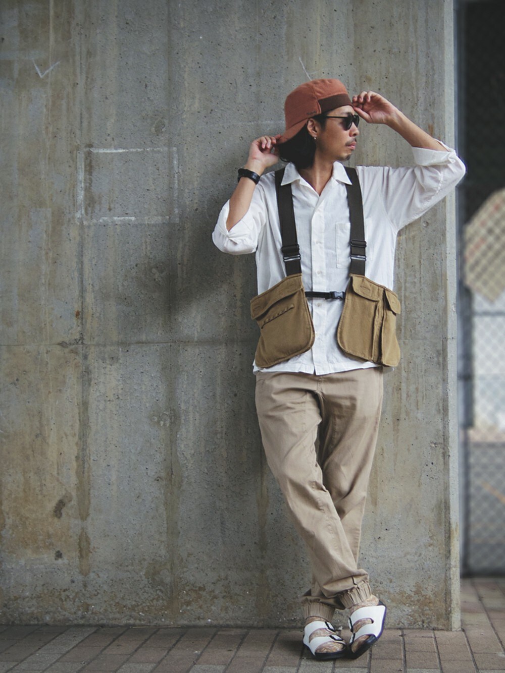 ホワイト系のシャツ/ブラウス、ベージュ系のベスト、ベージュ系のその他パンツを着用したメンズの夏コーディネートの1枚目の写真