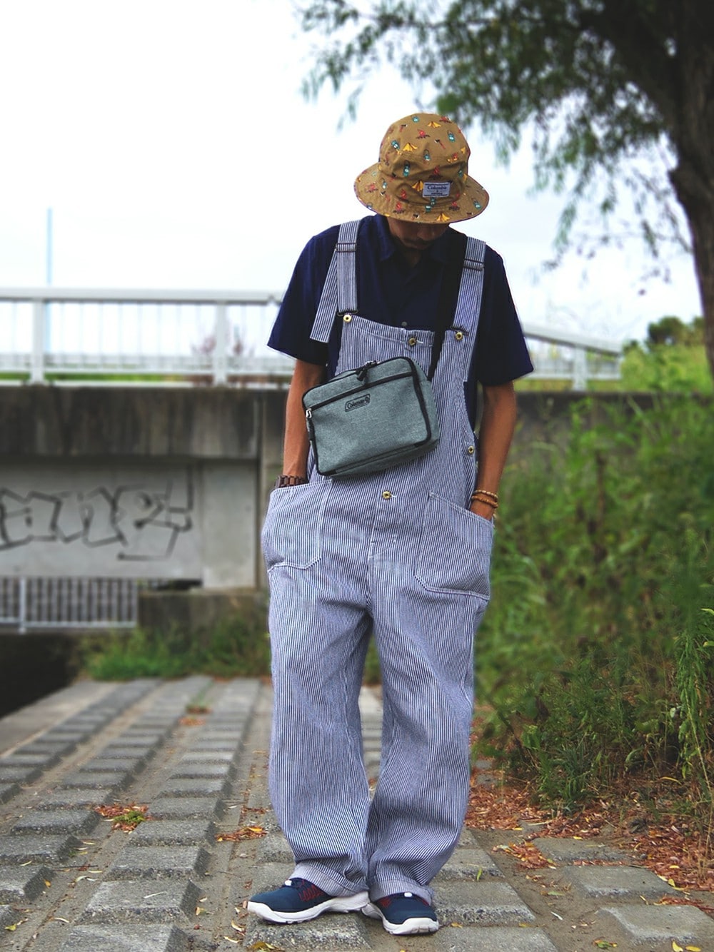 ブルー系のシャツ/ブラウス、その他のサロペット/オーバーオール、ブルー系のスニーカーを着用したメンズの秋コーディネートの1枚目の写真