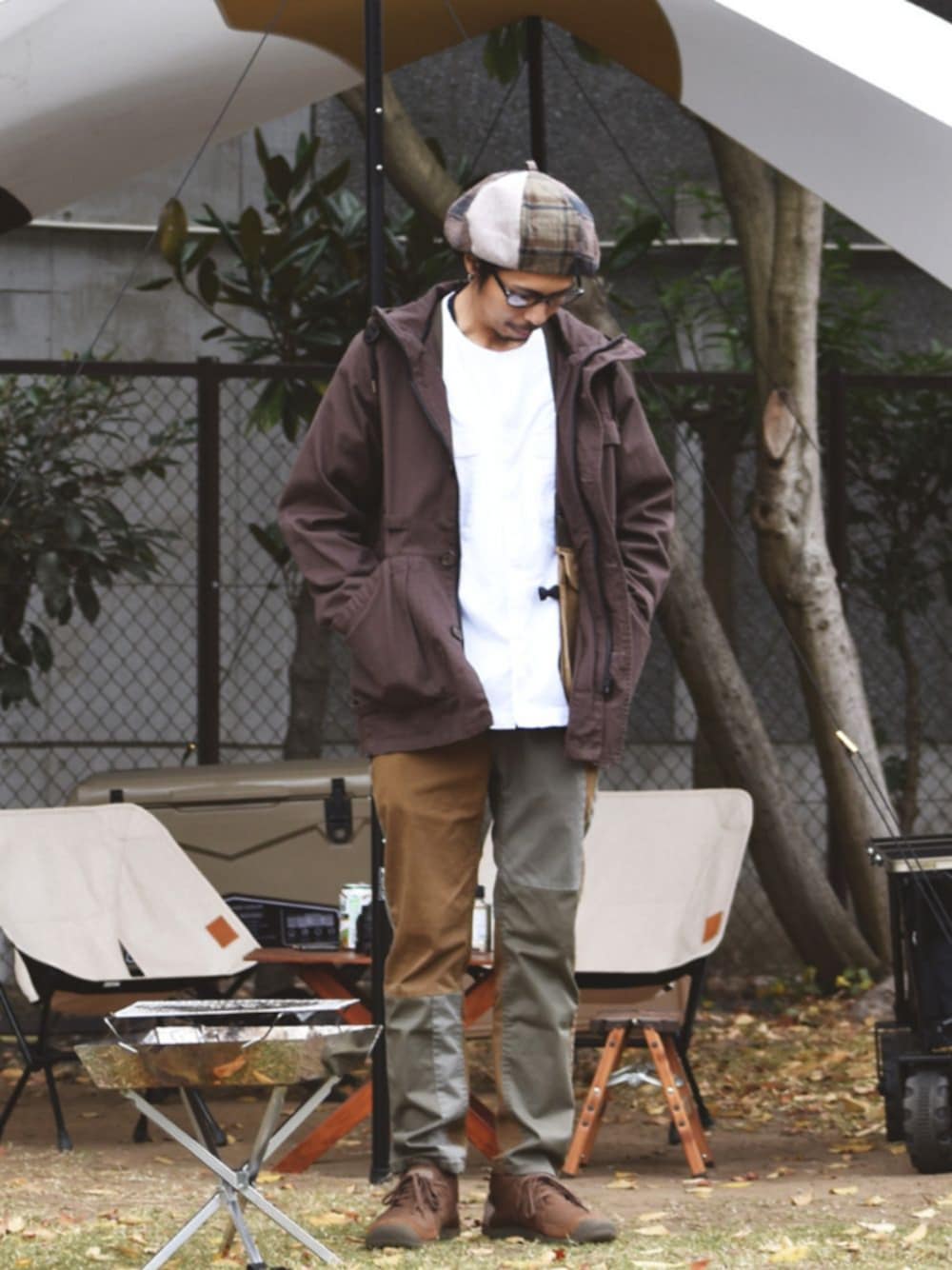 「ベレー帽、ベレー帽×メガネ、白シャツ、クライミングパンツ、アウトドアスタイル、ノーカラーシャツ、フードコート」｜「チャイハネの【チャイハネ】チェック柄パッチワークベレー帽（ハンチング/ベレー帽、ベージュ系）」を使った、つちぽんさん（メンズ・177cm）の秋コーディネートの1枚目の写真