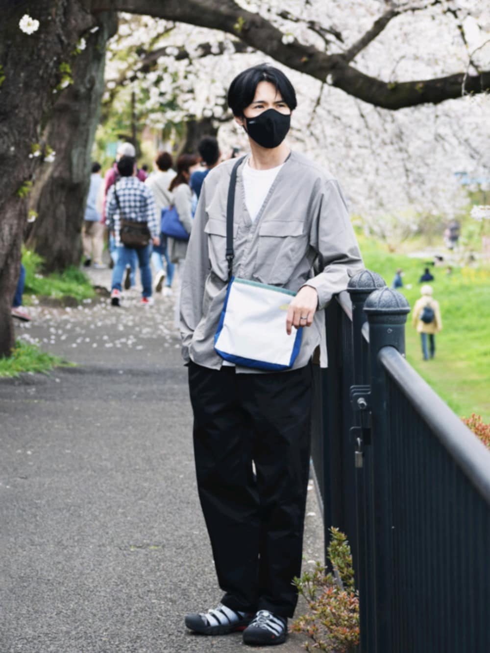 その他のボディバッグ/ウエストポーチ、ベージュ系のブルゾン、ブラック系のその他パンツを着用したメンズの春コーディネートの1枚目の写真