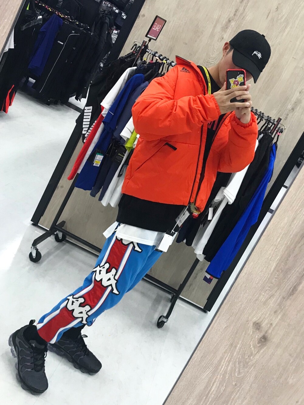 「大人カジュアル、冬、ダウンジャケット、FR2、KAPPA、ストリート、ストリートMIX、スポーツミックス、stussy」｜「adidas Originalsのアイテム（ダウンジャケット/コート、オレンジ系）」を使った、すけちゃん！🦁さん（メンズ・173cm）の秋コーディネートの1枚目の写真