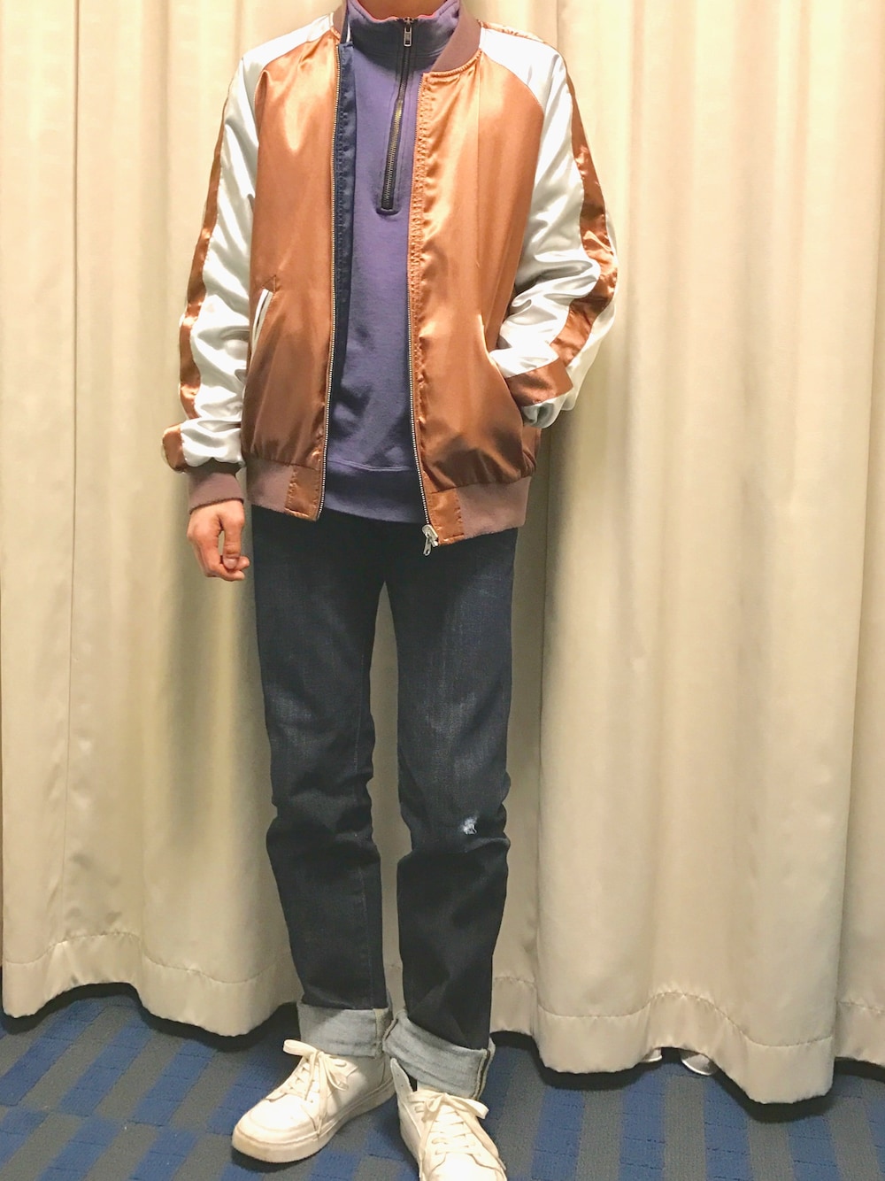「はるコーデ、カジュアルコーデ、スニーカー、デニムパンツ、古着、古着MIX、ピンク、スカジャン、紫」｜「UNIQLOのアイテム（デニムパンツ、ブラック系）」を使った、ヒロトさん（メンズ・165cm）の春コーディネートの1枚目の写真