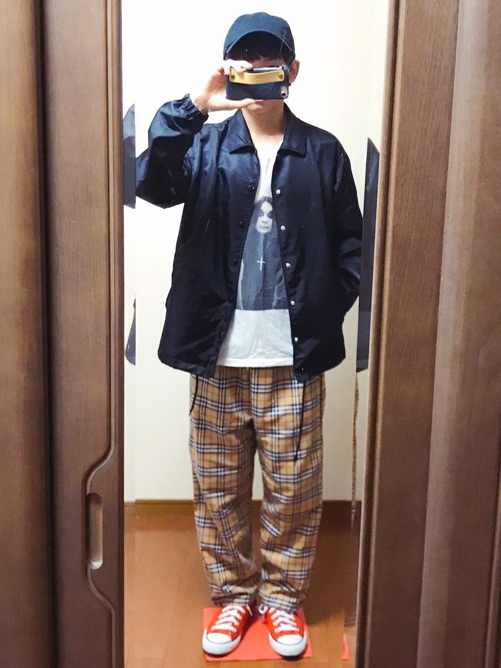 「韓国、チェックパンツ、コンバース、converse、キャップ、コーチジャケット、ブルゾン、チェック」｜「WEGOのアイテム（ブルゾン、ブラック系）」を使った、ヒロトさん（メンズ・165cm）の秋コーディネートの1枚目の写真