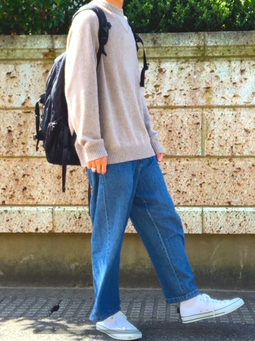 ブルー系のパンツ、ホワイト系のスニーカー、ブラック系のバックパック/リュックを着用したメンズの秋コーディネートの1枚目の写真