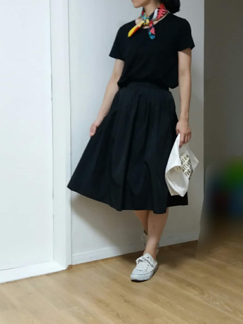 「미디스커트、리버시블 스커트、ZARA BASIC、캐주얼룩、Aラインスカート、ミモレ丈スカート、リバーシブルスカート、コンバース」｜「ZARAの리버시블 미디 스커트（スカート、ブラック系）」を使った、naoko🌸尚子さん（レディース・164cm）の夏コーディネートの1枚目の写真