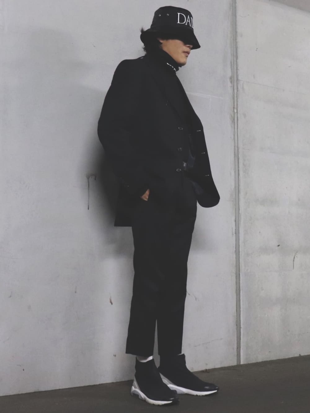 「休日スタイル、おしゃれさんと繋がりたい、きれいめカジュアル、シンプル、大人コーデ、セットアップ、韓国ファッション、WEAR、shiyoh、ブラック」｜「CHRISTIAN DADAの■別注■CHRISTIAN DADA×MIDWEST EXCLUSIVE “DADA EMBROIDERY”バケットハット（ハット、ブラック系）」を使った、レンさん（メンズ・170cm）の冬コーディネートの1枚目の写真