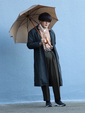 「傘」｜「アイテム（ステンカラーコート）」を使った、レンさん（メンズ・170cm）の冬コーディネート