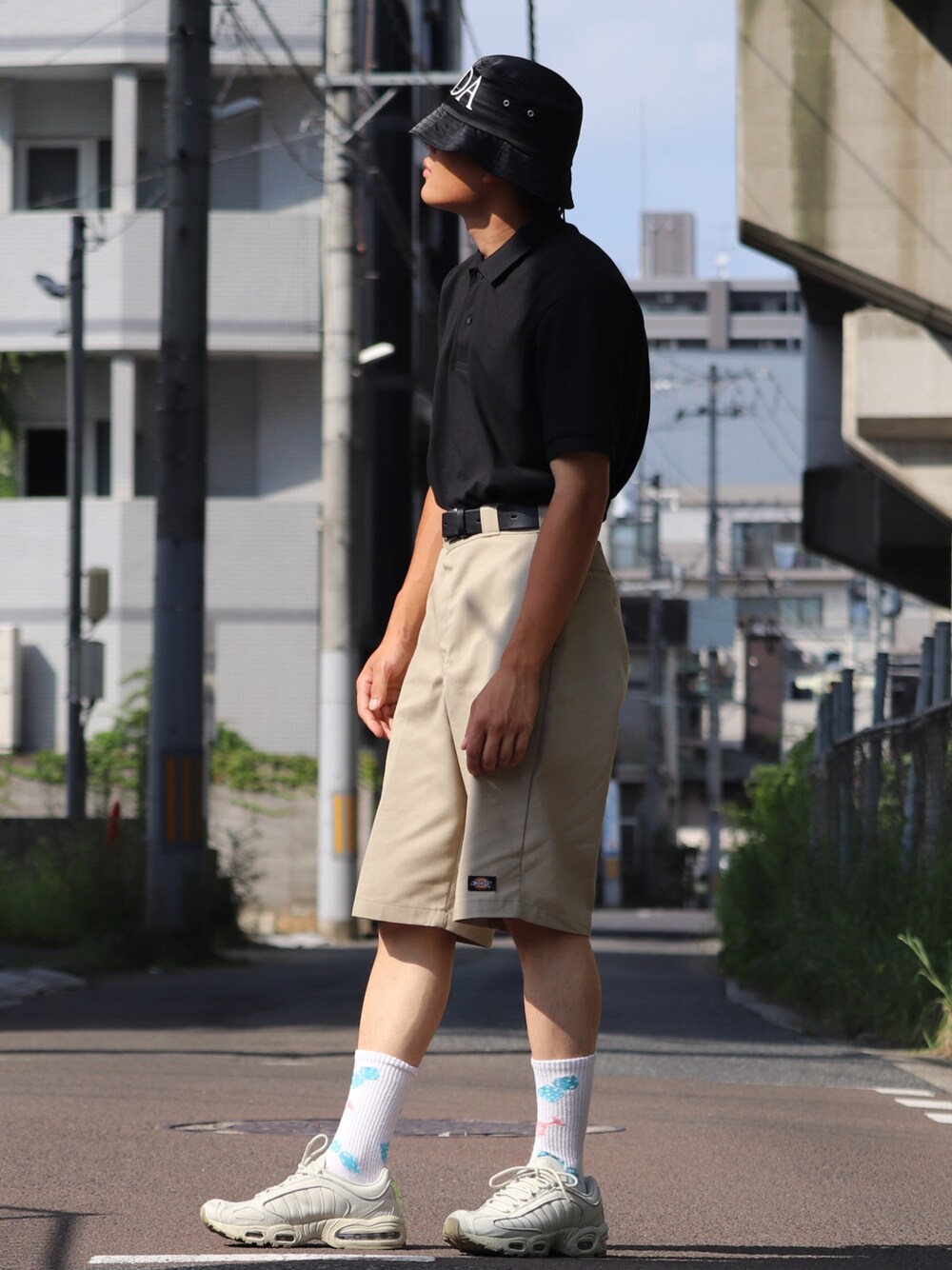 「バケットハット、ラブアンドピース2020、プチプラ、UNIQLO、ユニクロ、シンプルコーデ、韓国ファッション、ベージュコーデ、夏、ローカットスニーカー」｜「CHRISTIAN DADAの■別注■CHRISTIAN DADA×MIDWEST EXCLUSIVE “DADA EMBROIDERY”バケットハット（ハット、ブラック系）」を使った、レンさん（メンズ・170cm）の夏コーディネートの1枚目の写真