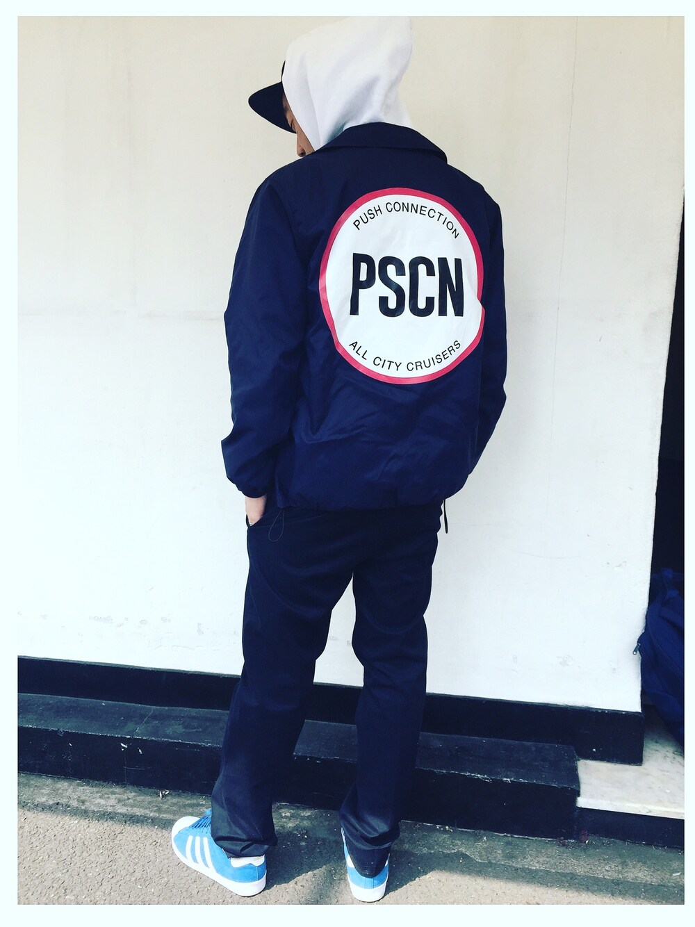 「スケータースタイル、ブルー、スニーカー、春、outfit、UNIQLO、PSCN、adidasskateboarding、スケートスタイル」｜「PSCNのアイテム（ナイロンジャケット、ブルー系）」を使った、岡田晋さん（メンズ・170cm）の春コーディネートの1枚目の写真