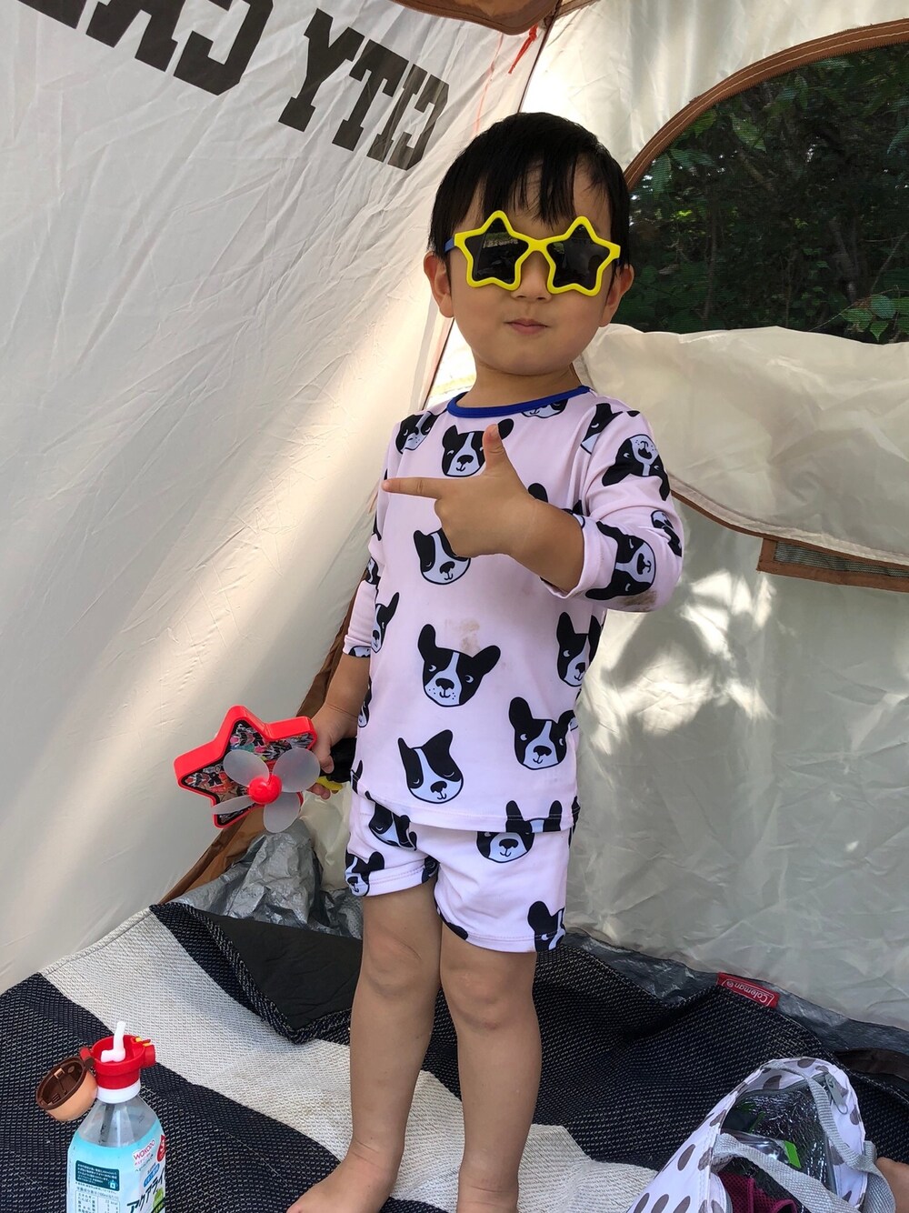 「水着、ラッシュガード、2歳、男の子、フレンチブルドッグ、夏コーデ、川遊び」｜「韓国子供服のアイテム（ラッシュガード、ピンク系）」を使った、あややさん（キッズ・90cm）の秋コーディネートの1枚目の写真