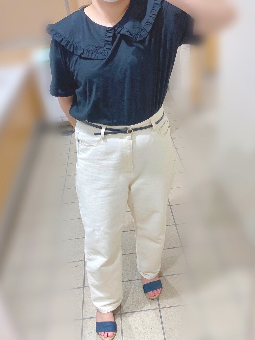 「ぽっちゃりコーデ、ぽっちゃり、襟付きトップス、デニム、ホワイトパンツ、シンプルコーデ」｜「H&Mのアイテム（トップス、ブラック系）」を使った、aoi✩.*˚さん（レディース・163cm）の夏コーディネートの1枚目の写真
