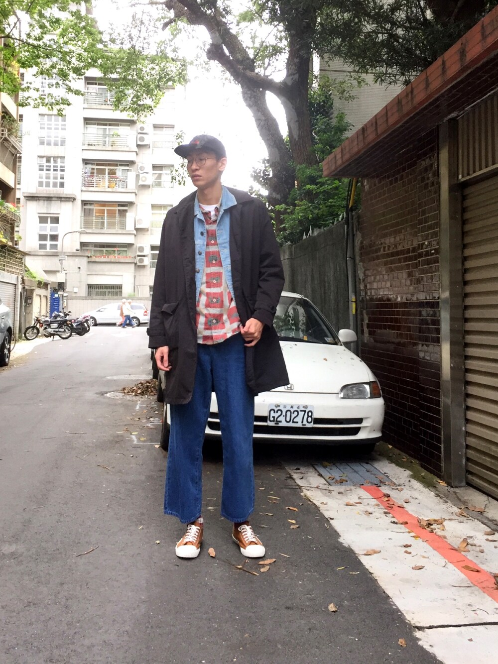 「春、Wide Pants」｜「Levi'sのアイテム（シャツ/ブラウス、レッド系）」を使った、Pokai Chengさん（メンズ・188cm）の春コーディネートの1枚目の写真