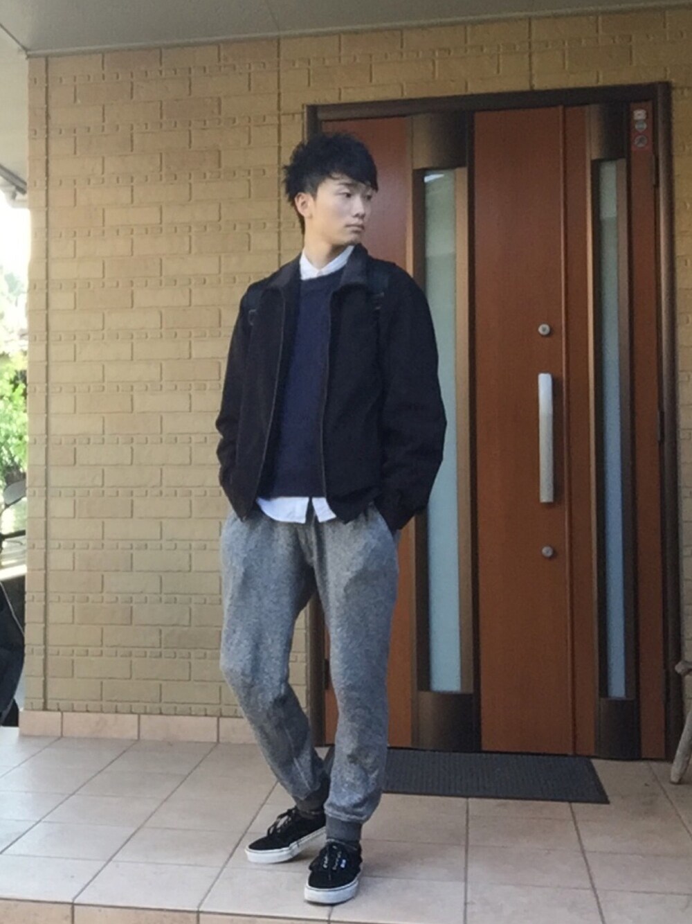「スウェット、ラフ、シンプル、黒リュック、白シャツ、キルティング、スニーカー、VANS、黒アウター」｜「VANSの【VANS/バンズ】Authentic #44 DX/オーセンティック44DX【Anaheim Factory Collection/アナハイム】（スニーカー、ブラック系）」を使った、まささん（メンズ・180cm）の秋コーディネートの1枚目の写真