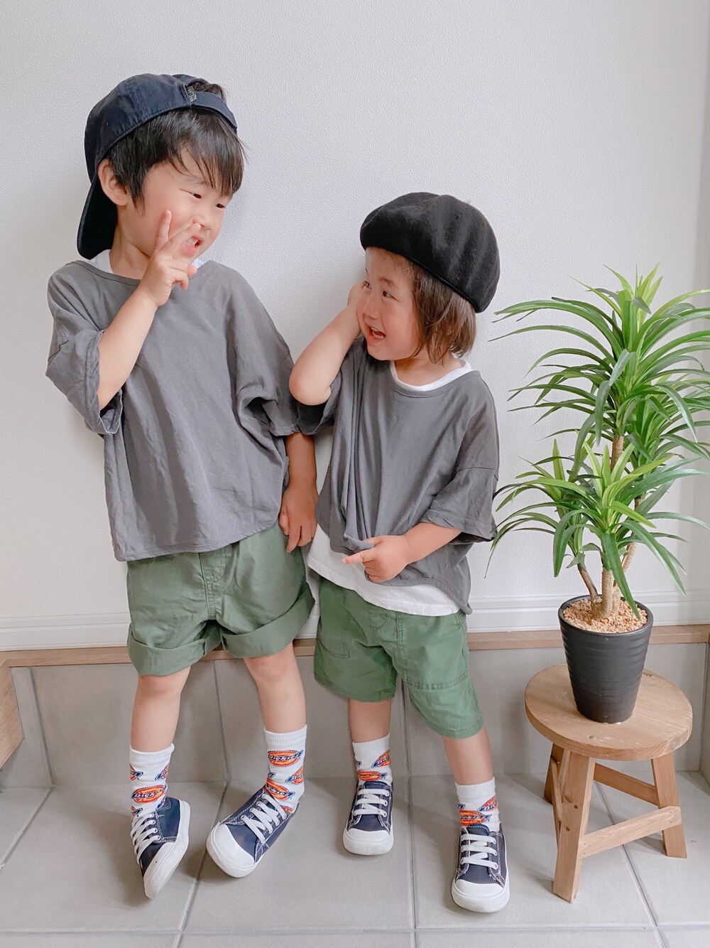 「スリッポン、男の子コーデ、兄弟コーデ、お揃い、ディッキーズ(Dickies)」｜「韓国子供服のアイテム（Tシャツ/カットソー、グレー系）」を使った、　AO/TOI*さん（キッズ・110cm）の夏コーディネートの1枚目の写真