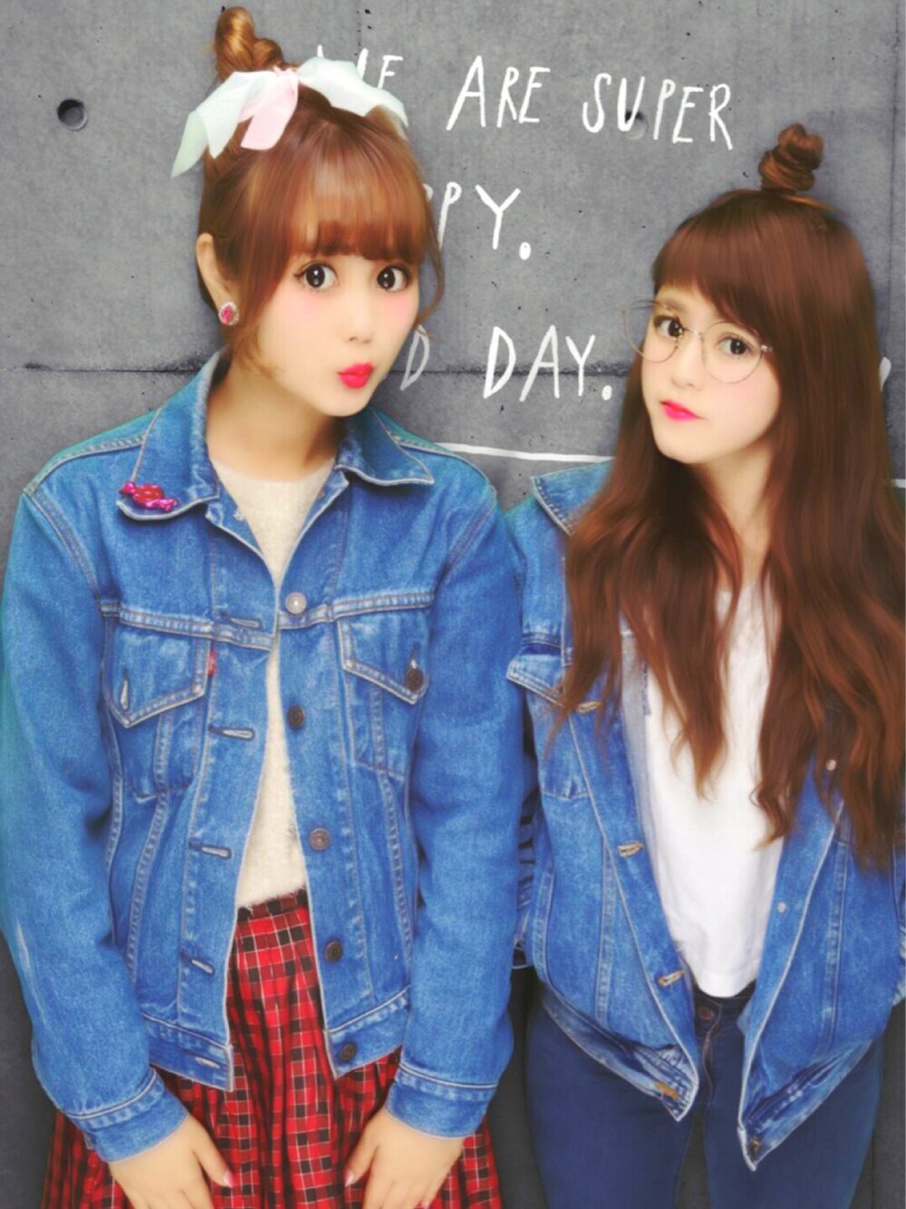 「休日スタイル、Gジャン、デニム、denim、デニムジャケット、Levi's、チェックスカート、おだんごヘアー、古着、ドラフトリーバイス」｜「E hyphen world galleryの*フェザー畦編みニットプルオーバー（ニット/セーター、ホワイト系）」を使った、あらかわみか（みかんぬ）さん（レディース・158cm）の春コーディネートの1枚目の写真