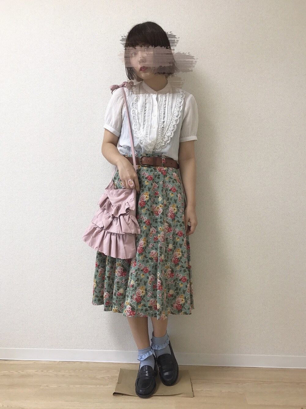 「夏、プチプラ、秋コーデ、オトナ女子、白、古着、花柄、ローファー、タックイン、ブラウス」｜「usedのアイテム（スカート、グリーン系）」を使った、あらかわみか（みかんぬ）さん（レディース・158cm）の夏コーディネートの1枚目の写真
