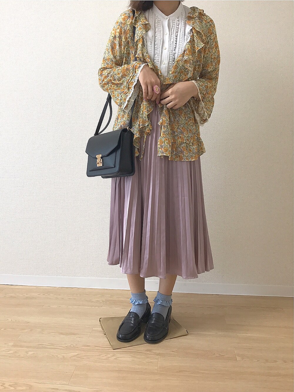 「summer、プチプラコーデ、袖フリル、花柄、ブラウス、ローファー、タックイン、古着、ショルダーバッグ、ボブ」｜「groveのアイテム（その他アウター、オレンジ系）」を使った、あらかわみか（みかんぬ）さん（レディース・158cm）の夏コーディネートの1枚目の写真