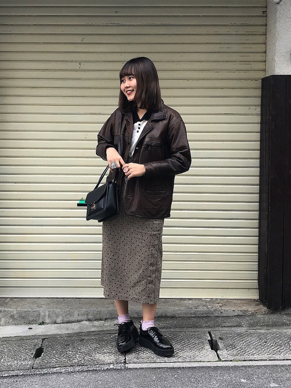 「大人カジュアル、冬、スニーカー、きれいめカジュアル、プチプラコーデ、タイトスカート、オーバーサイズ、カジュアルコーデ、GU、ブラウン」｜「merry jennyのハイウエストリボンスカート（スカート、ブラウン系）」を使った、あらかわみか（みかんぬ）さん（レディース・158cm）の冬コーディネートの1枚目の写真