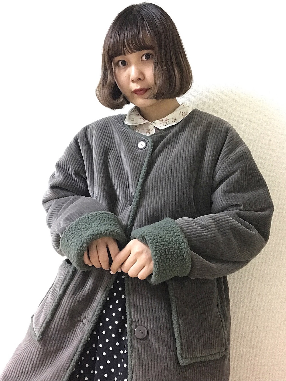 「冬コーデ、大人カジュアル、モコモコアウター、春コーデ、古着MIX、カジュアルコーデ、古着、ボブ、コーデュロイ、ブラウス」｜「usedのアイテム（シャツ/ブラウス、ホワイト系）」を使った、あらかわみか（みかんぬ）さん（レディース・158cm）の冬コーディネートの1枚目の写真
