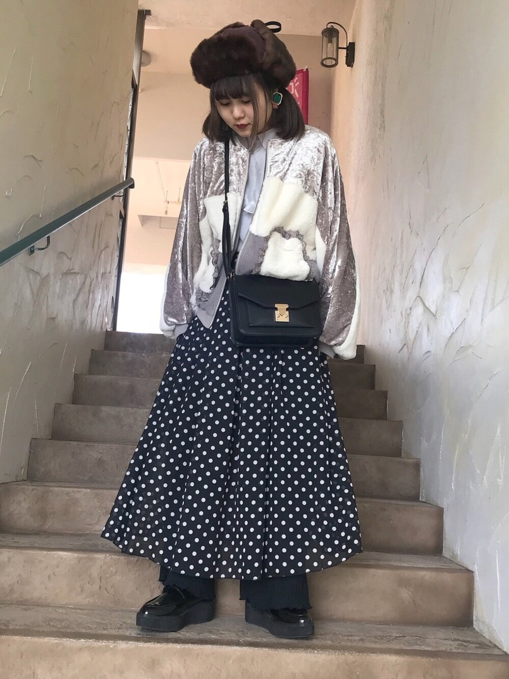 「スニーカーコーデ、大人ガーリー、GU、キャップ、はるコーデ、merry jenny、ブラウス、タックイン、ブルゾン、古着」｜「merry jennyのいそざいフリルシャツ（シャツ/ブラウス、グレー系）」を使った、あらかわみか（みかんぬ）さん（レディース・158cm）の冬コーディネートの1枚目の写真