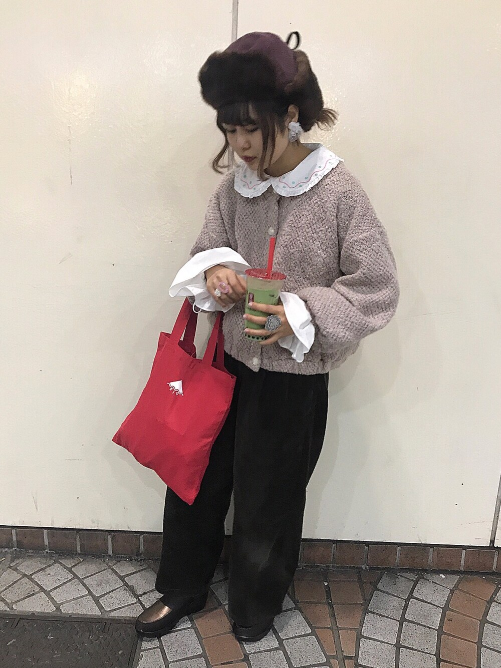 「カジュアルコーデ、春、パンツスタイル、低身長、ブラウス、merry jenny、フライトキャップ、コーデュロイ、ニットカーディガン、古着」｜「merry jennyのエコファーフライトキャップ（その他雑貨、パープル系）」を使った、あらかわみか（みかんぬ）さん（レディース・158cm）の春コーディネートの1枚目の写真