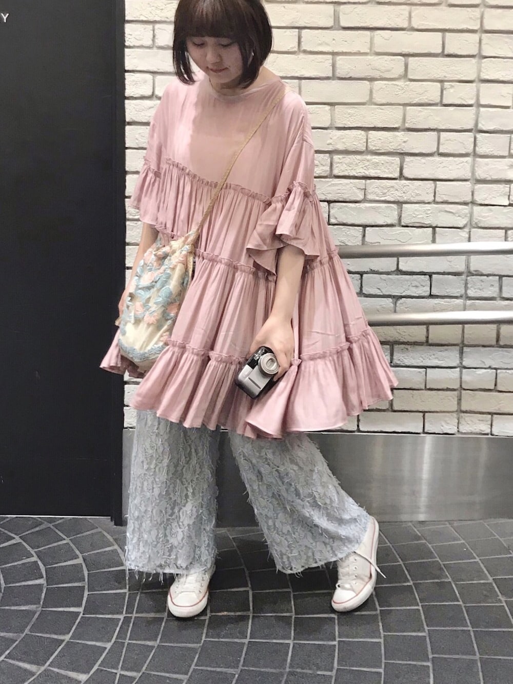 「夏コーデ、ラクチンコーデ、ワンピース、おしゃれさんと繋がりたい、秋のコーデ、カジュアル、ootd、ティアード、スニーカー、ボブ」｜「merry jennyのスパンコール巾着ポシェット（ハンドバッグ、ベージュ系）」を使った、あらかわみか（みかんぬ）さん（レディース・158cm）の夏コーディネートの1枚目の写真