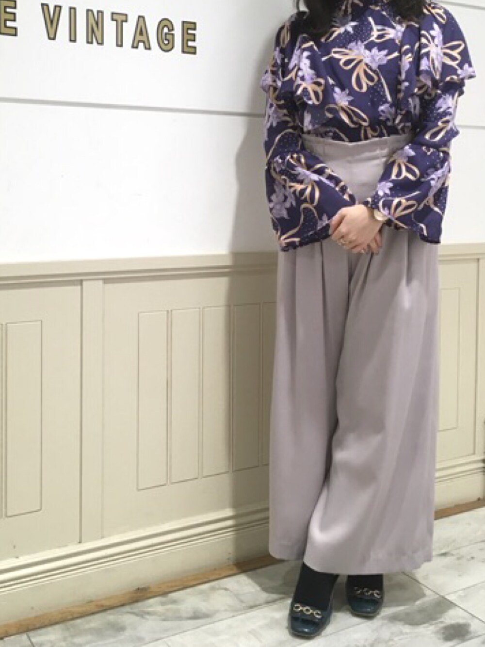 「LILY BROWNのフラワーリボン柄トップス（シャツ/ブラウス、ブルー系）」を使った、minoriさん（レディース・158cm）の春コーディネートの1枚目の写真