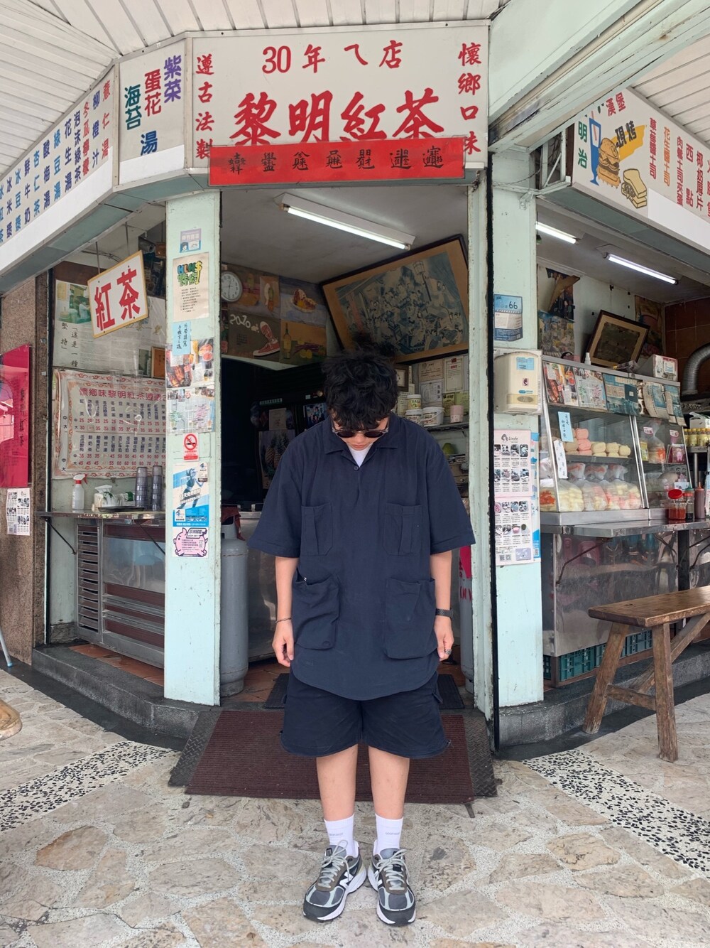 「ootd、夏、街頭穿搭、球鞋、休閒、日系極簡、秋服準備はじめました」｜「a.comのアイテム（Tシャツ/カットソー、ブルー系）」を使った、陳亭さん（メンズ・160cm）の秋コーディネートの1枚目の写真