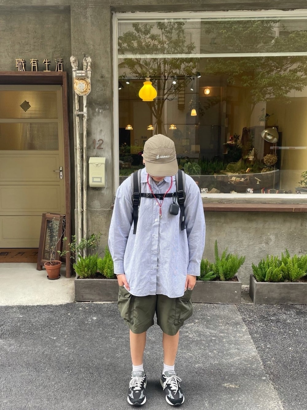 「ootd、夏、街頭穿搭、球鞋、復古、日系極簡、工裝褲、鹽系風格」｜「NEW BALANCEのアイテム（スニーカー、ブラック系）」を使った、陳亭さん（メンズ・161cm）の春コーディネートの1枚目の写真