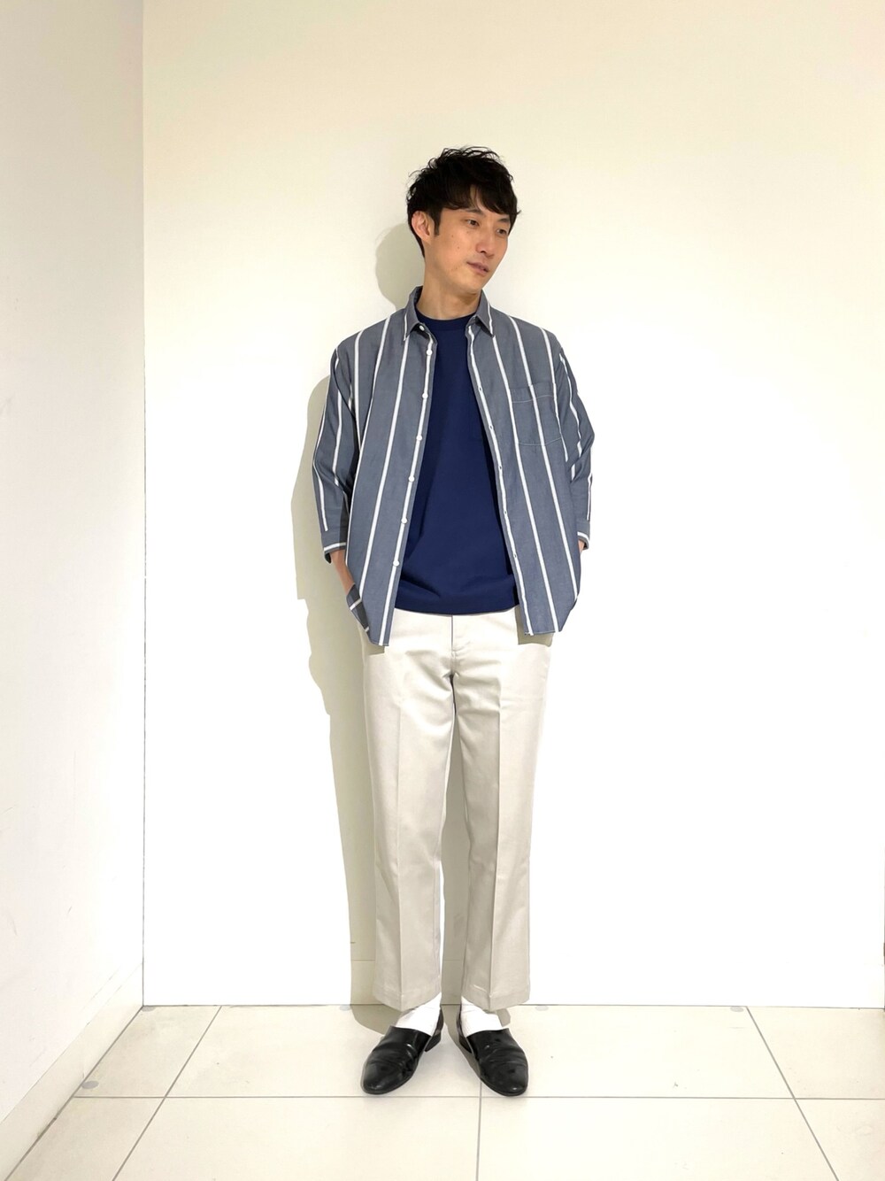 ブルー系のシャツ/ブラウス、ブルー系のTシャツ/カットソー、ホワイト系のその他パンツを着用したメンズの春コーディネートの1枚目の写真