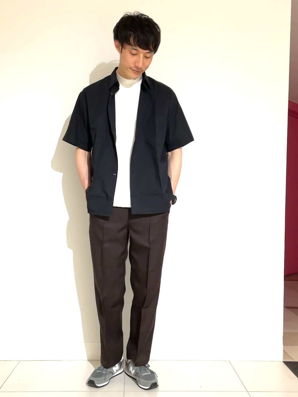 ブラック系のシャツ/ブラウス、ホワイト系のTシャツ/カットソー、ブラック系のパンツを着用したメンズの春コーディネートの1枚目の写真