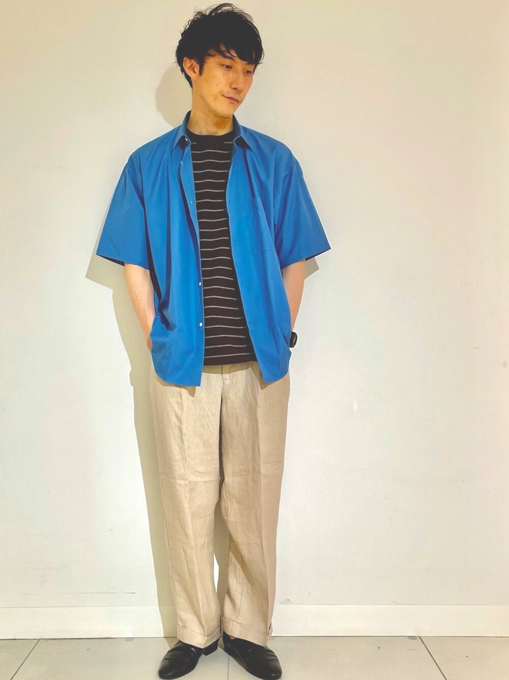 ブルー系のシャツ/ブラウス、ベージュ系のその他パンツ、ブラック系のスリッポンを着用したメンズの春コーディネートの1枚目の写真