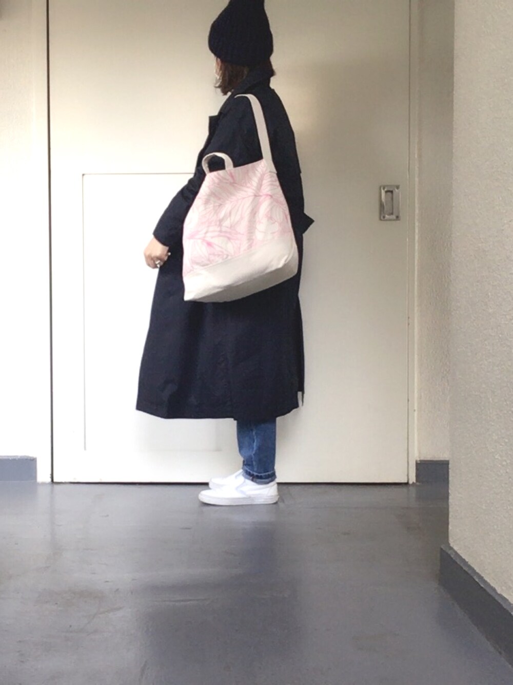 ブルー系のチェスターコート、ブルー系のTシャツ/カットソー、ピンク系のトートバッグを着用したレディースの春コーディネートの1枚目の写真