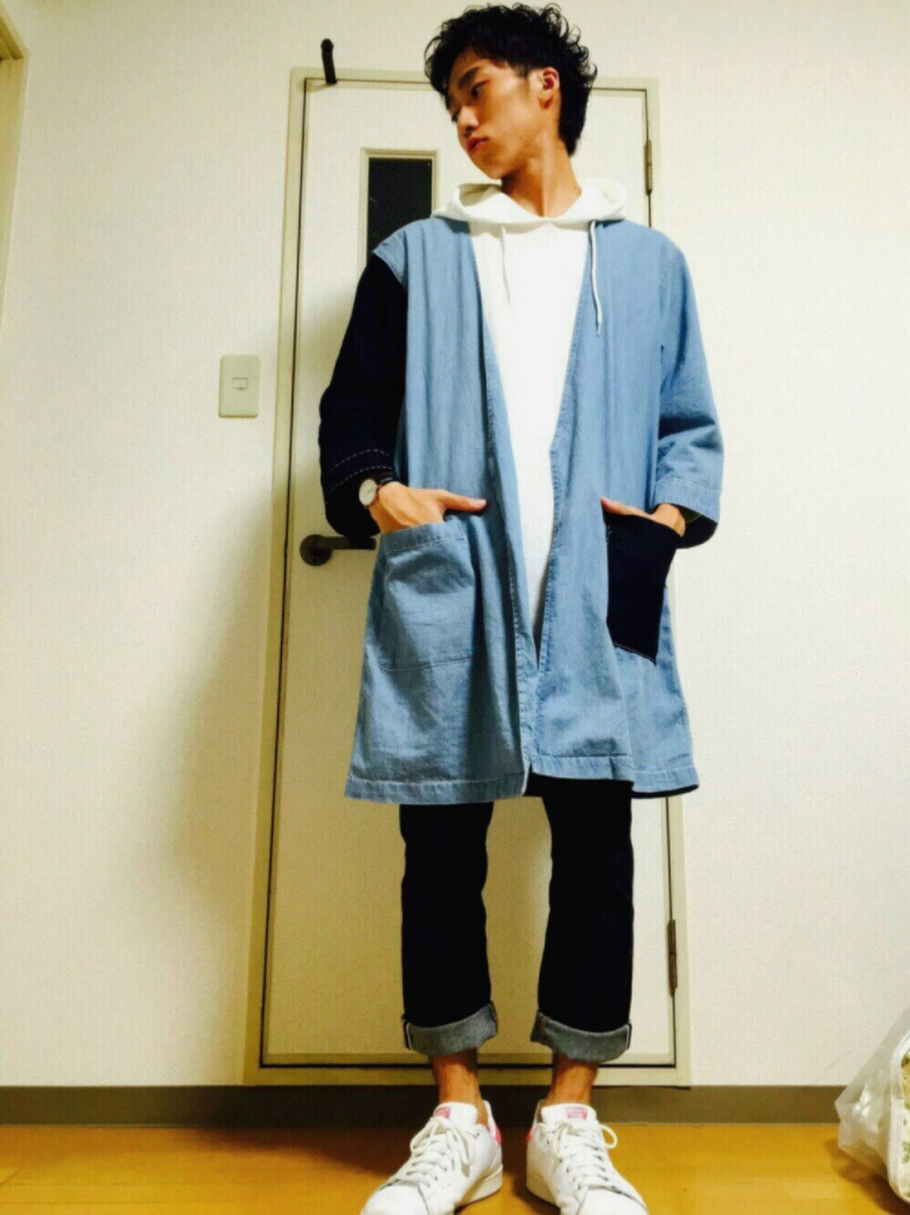 ブルー系のノーカラージャケット、ブルー系のデニムパンツ、ホワイト系のトップスを着用したメンズの秋コーディネートの1枚目の写真