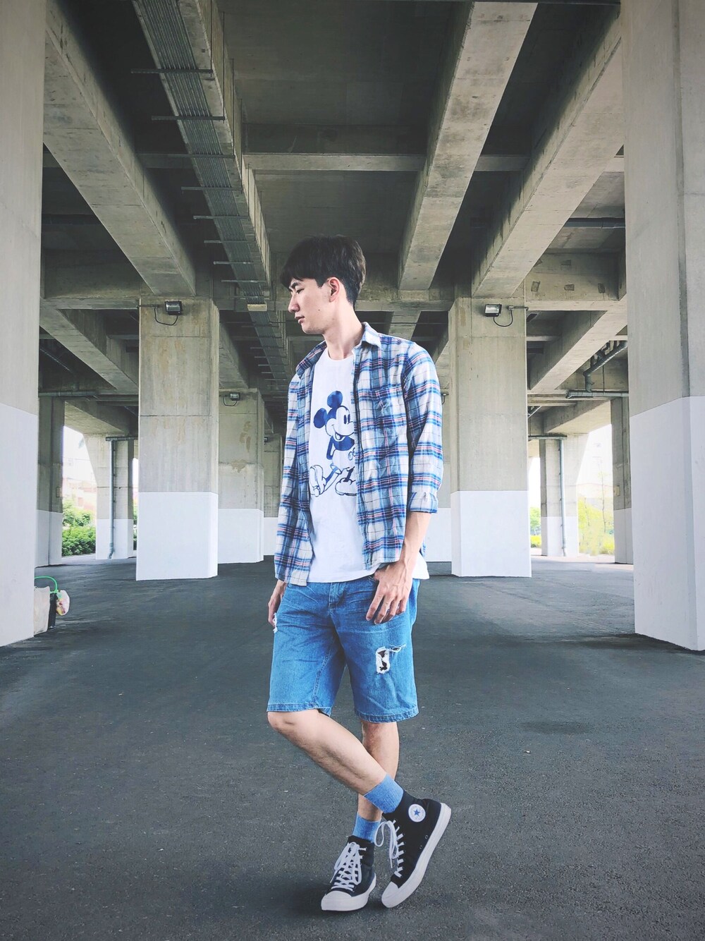「UNIQLOのアイテム（Tシャツ/カットソー、ホワイト系）」を使った、Cheng-chih Haiehさん（メンズ・184cm）の春コーディネートの1枚目の写真