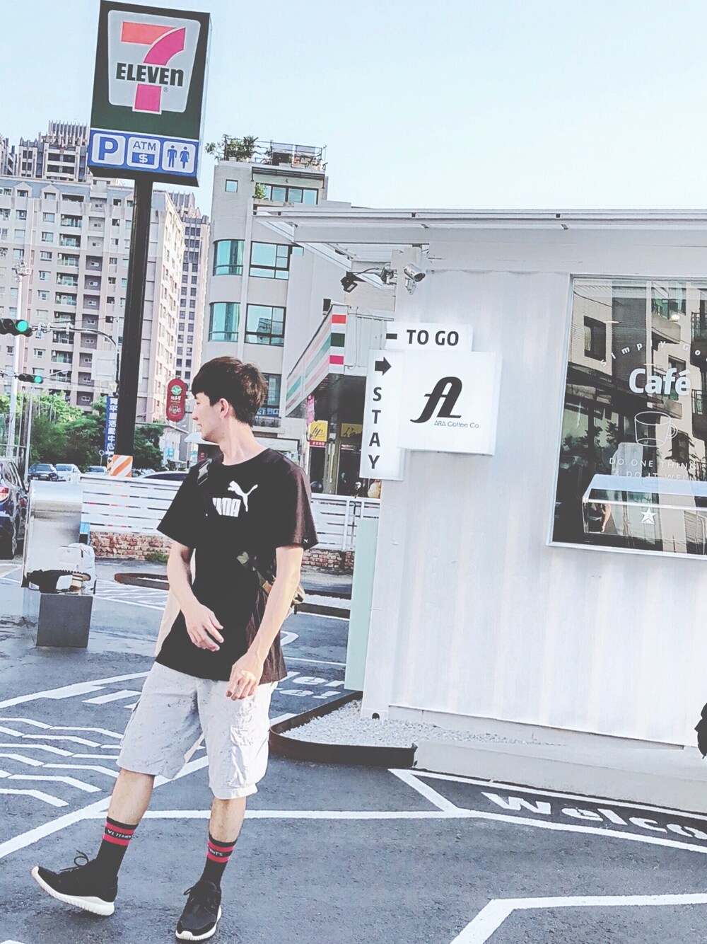 「PUMAのアイテム（Tシャツ/カットソー、ブラック系）」を使った、Cheng-chih Haiehさん（メンズ・184cm）の春コーディネートの1枚目の写真