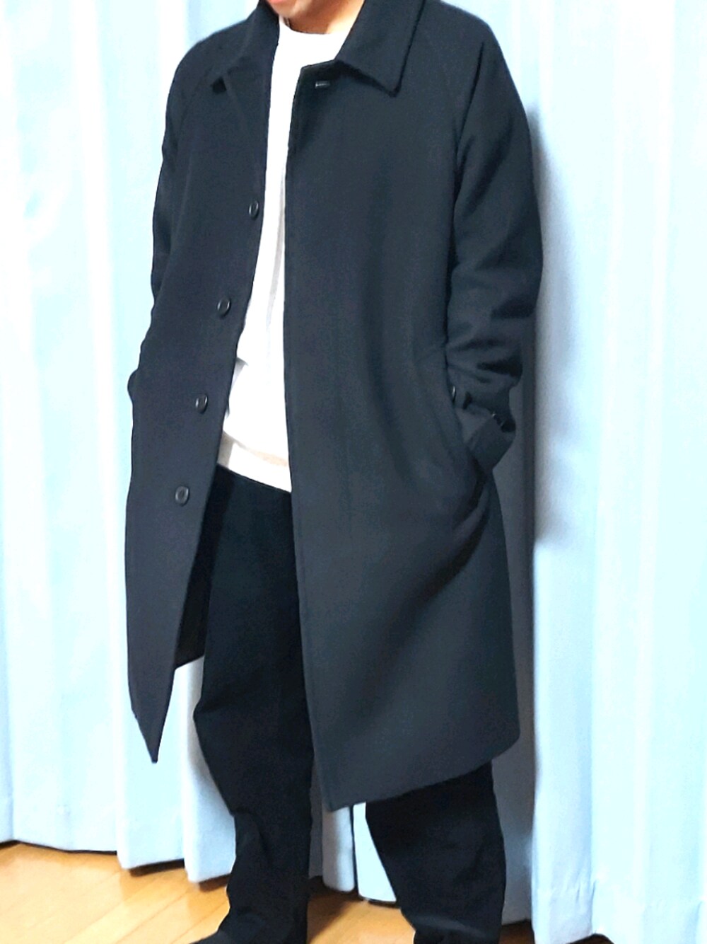 「年末WEAR感謝祭、シンプルコーデ、モノクロ、ブラックコーデ、コーデュロイ、シンプル」｜「UNIQLOのアイテム（ステンカラーコート、ブラック系）」を使った、アッコさん（メンズ・162cm）の冬コーディネートの1枚目の写真