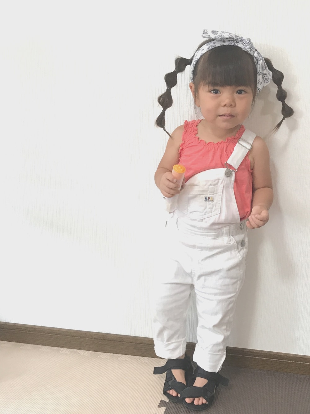 「シンプル、サロペット、白、おんなのこ、ピンク、玉ねぎヘア、サンダル、カジュアル、プチプラ、2歳」｜「Right-on KIDSのアイテム（サロペット/オーバーオール、ホワイト系）」を使った、✩しーちゃろ✩さん（キッズ・90cm）の夏コーディネートの1枚目の写真
