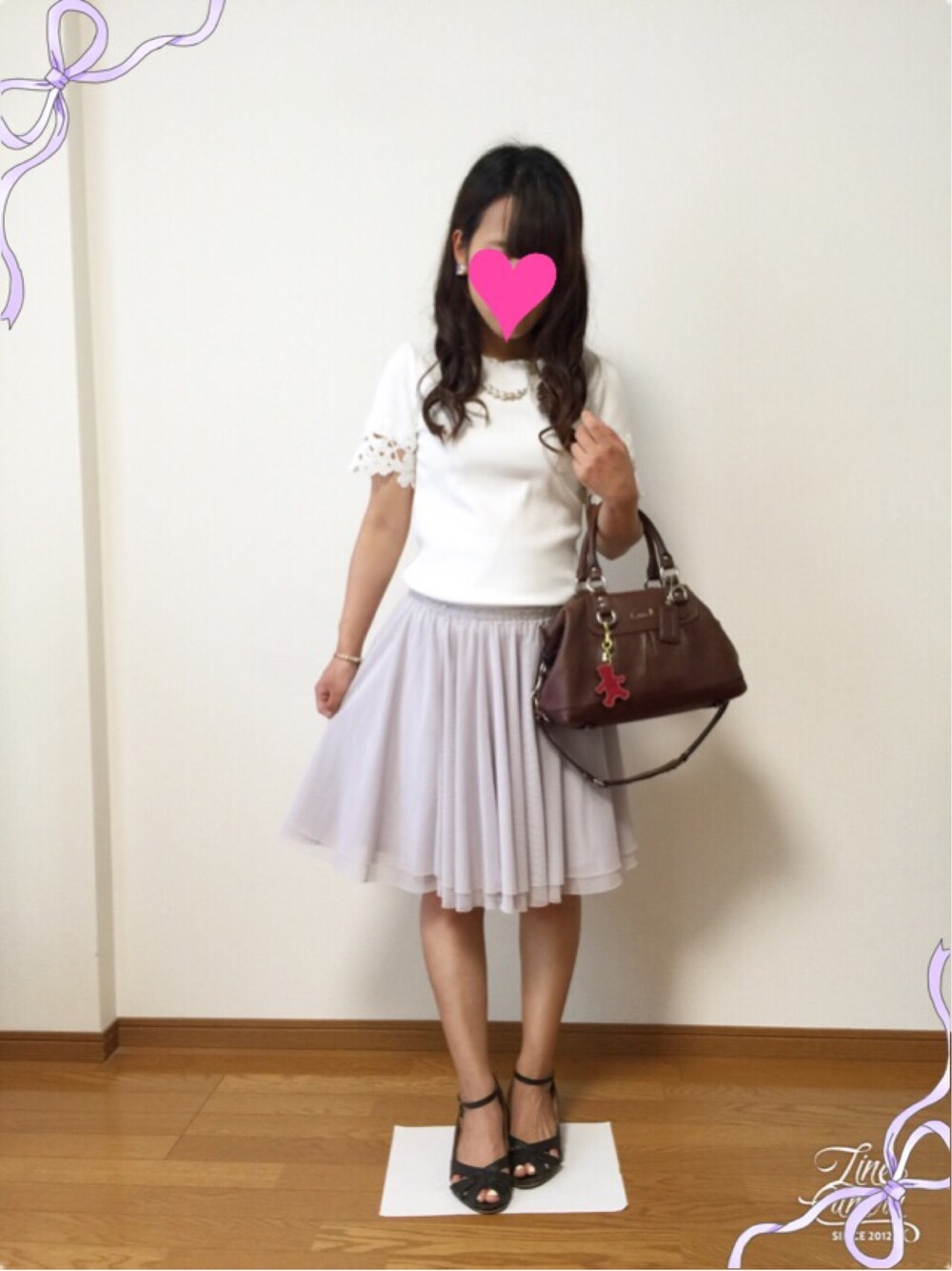 ホワイト系のTシャツ/カットソー、ブラウン系のハンドバッグ、パープル系のスカートを着用したレディースの夏コーディネートの1枚目の写真