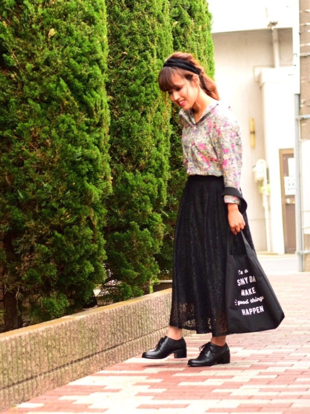 「バッグコーデ投稿祭、ターバン、花柄、メンズライク、大人カジュアル、革靴、ブラック、プチプラ、GU、大人コーデ」｜「GUのレースフレアミディスカート/Sサイズ（スカート、ブラック系）」を使った、AINAさん（レディース・153cm）の春コーディネートの1枚目の写真