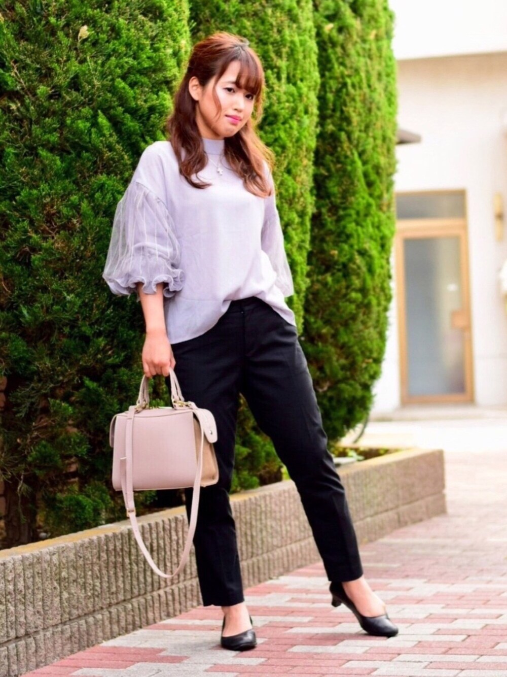 グレー系のシャツ/ブラウス、ブラック系のその他パンツ、ベージュ系のショルダーバッグを着用したレディースの春コーディネートの1枚目の写真