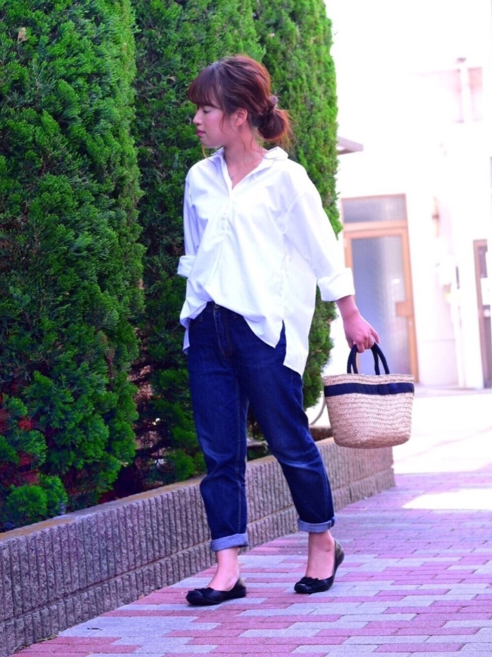 ブラック系のバレエシューズ、ベージュ系のかごバッグ、ホワイト系のシャツ/ブラウスを着用したレディースの春コーディネートの1枚目の写真